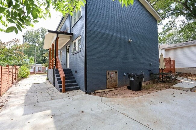 Building Photo - 1809 Vesta Ave