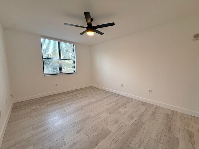 Building Photo - 630 S Sapodilla Ave