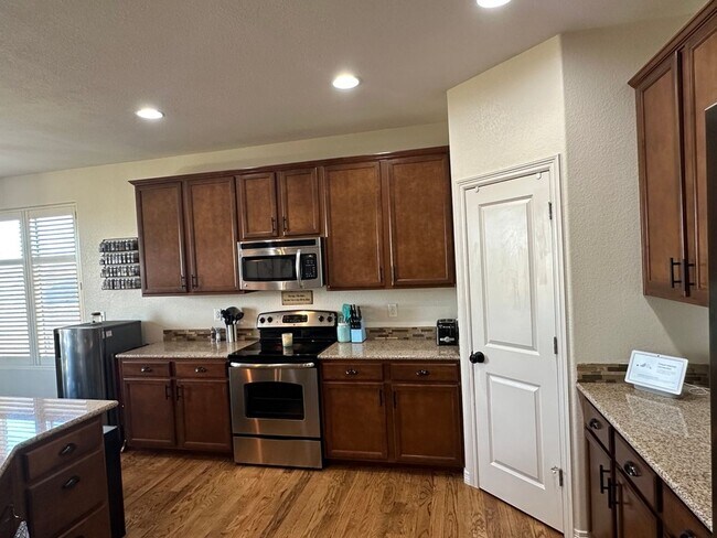 Building Photo - Beautiful 5 bedroom ranch home in (D49)
