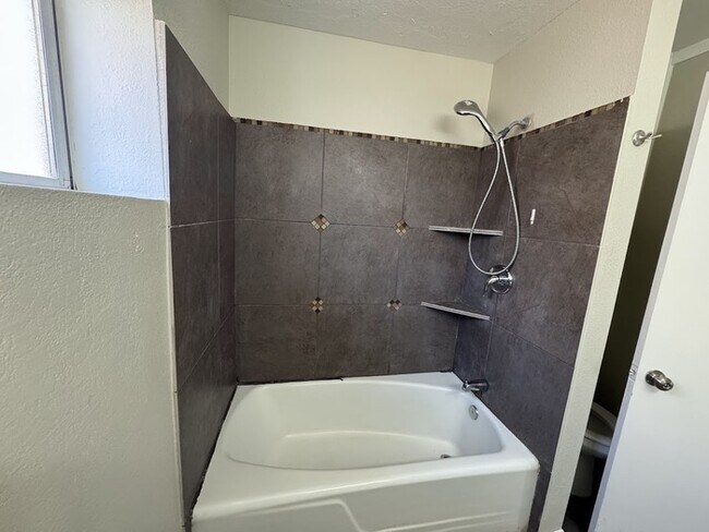 Building Photo - 5 Bedroom Near GCU