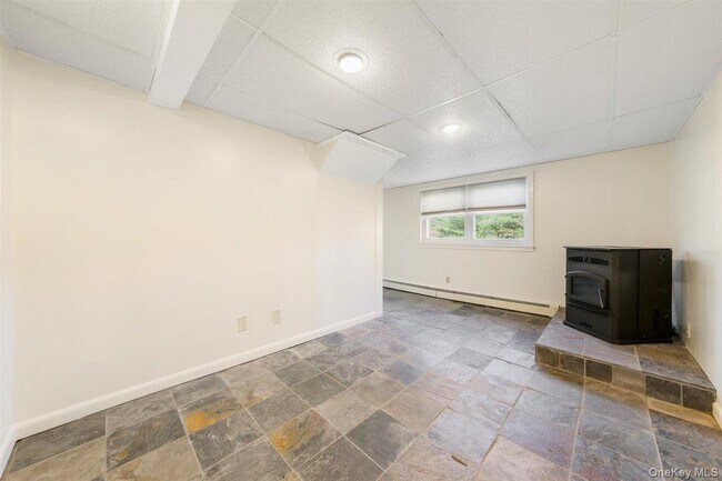 Building Photo - 22 Quaker Hill Rd