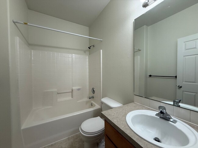 Building Photo - 4 Bed 3 Bath Gated Townhome Near Maplewood Golf