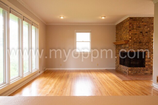 Building Photo - UPDATED 4bedroom Ranch Home!