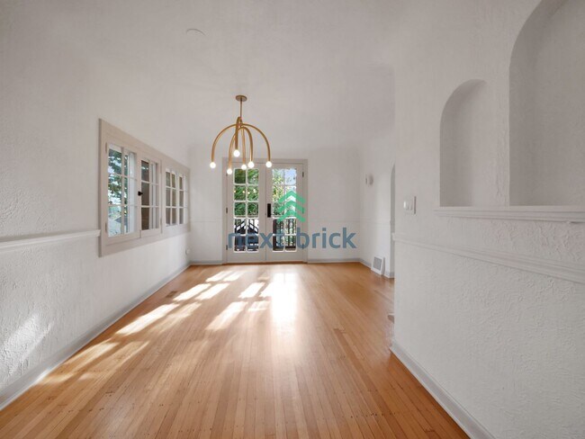 Building Photo - A beautiful 3 bed and 2 bathroom house for...