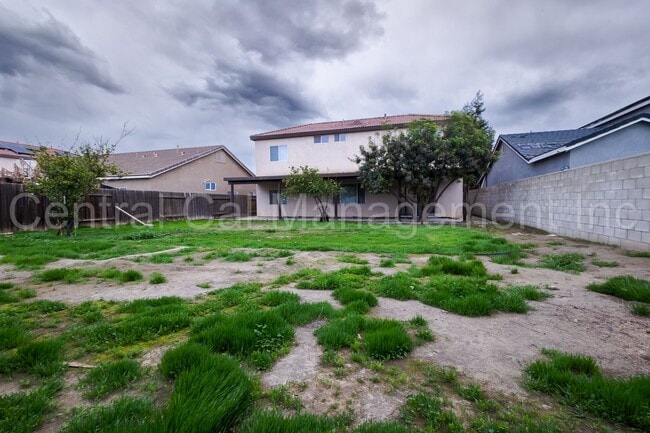 Building Photo - Large 4 Bedroom, 3 Bath Home in the Desire...