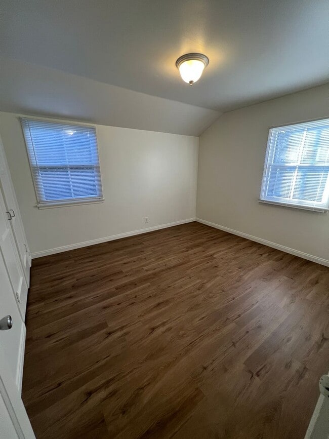 Building Photo - Mid Town Adorable Home!