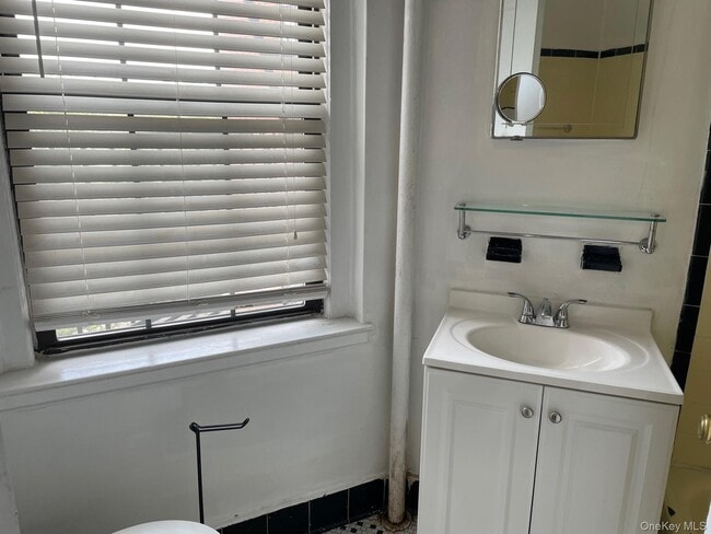 Building Photo - 192 Garth Rd