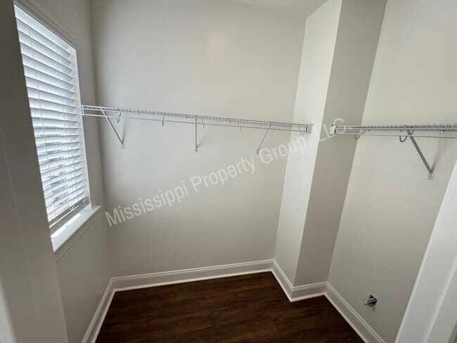 Building Photo - 721 Southview Dr