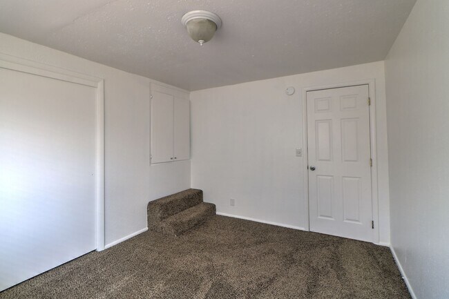 Building Photo - 967 W 2000 N