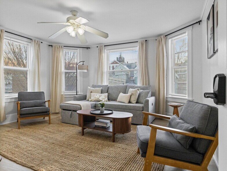 Building Photo - 168 School St