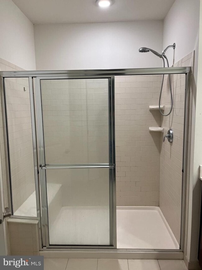 Building Photo - 805 Lakeview Ct