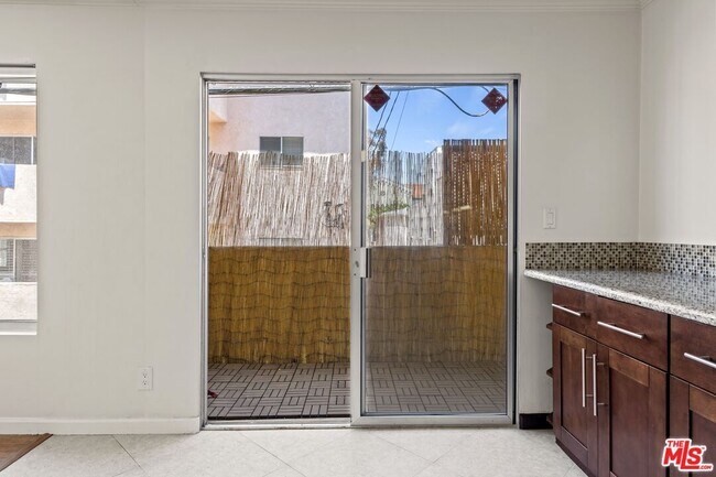 Building Photo - 1033 6th St