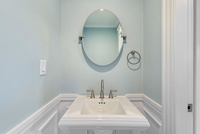 Building Photo - 1045 Adams St