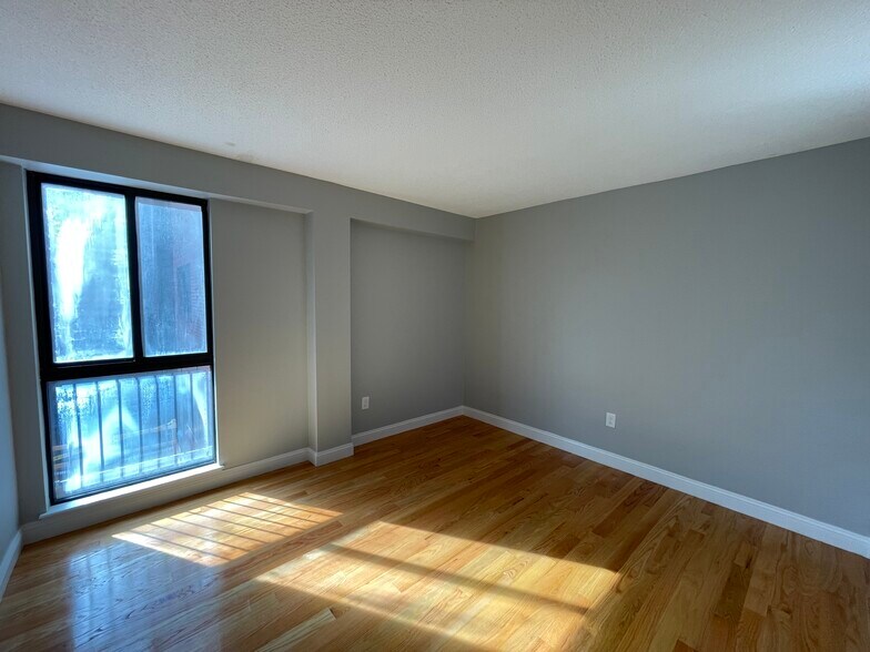 Building Photo - 1850 Beacon St