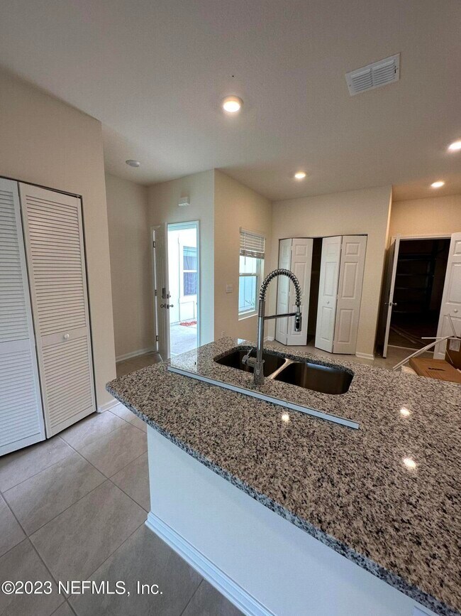 Building Photo - 110 Java Ln