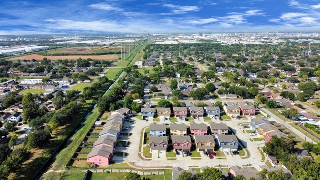 Building Photo - 4303 Oak Ridge Dr