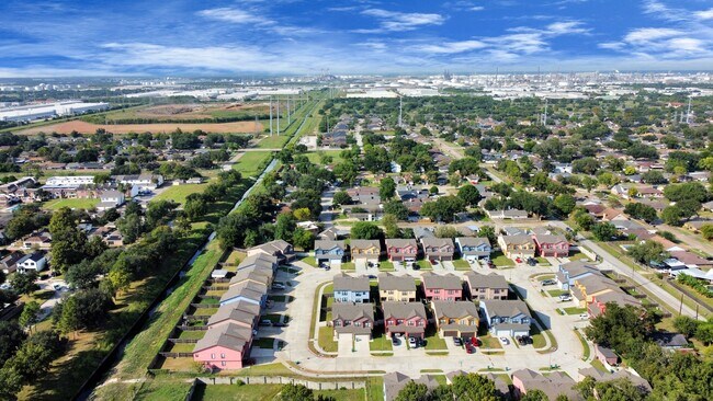 Building Photo - 4303 Oakridge Dr