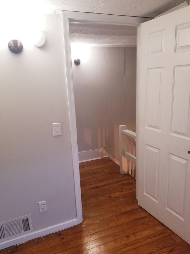 Building Photo - Three Bedroom Two Story House!