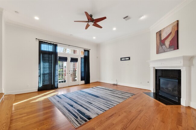 Building Photo - 1004 Stanford St