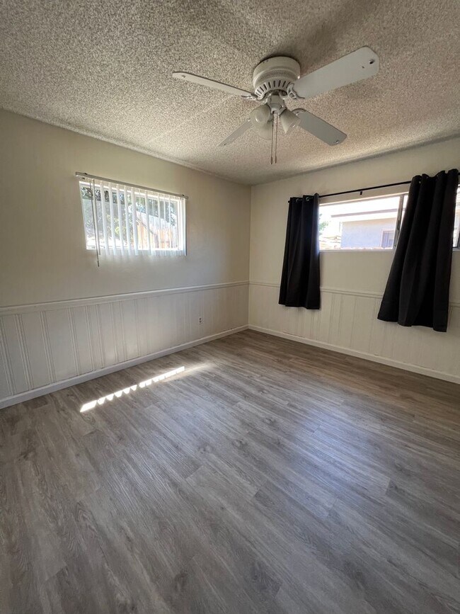 Building Photo - 5 bed 3 bath w/ large rooms and backyard