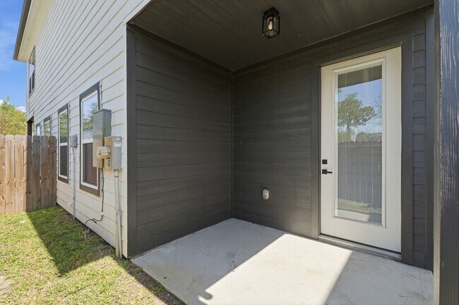 Building Photo - 8805 Parkway Dr