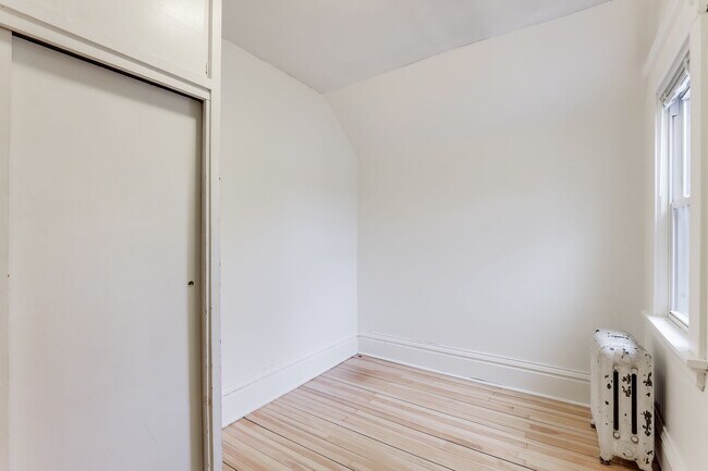 Building Photo - 2105 Como Ave