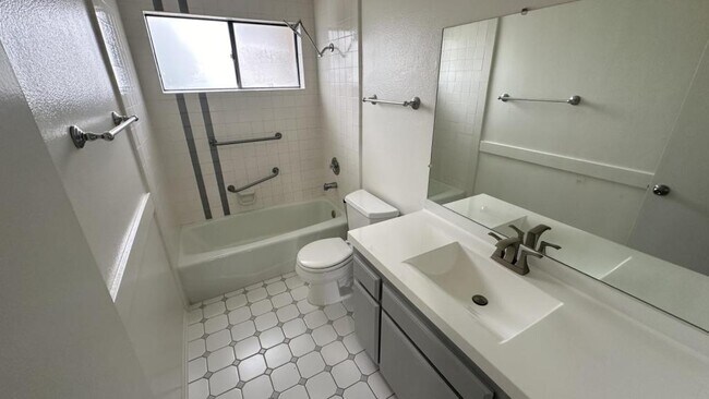 Building Photo - 2424 Santa Ana Ave