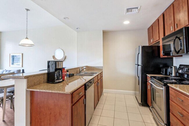 Building Photo - 925 Common St