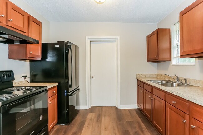 Building Photo - 4606 Albermarle Ave