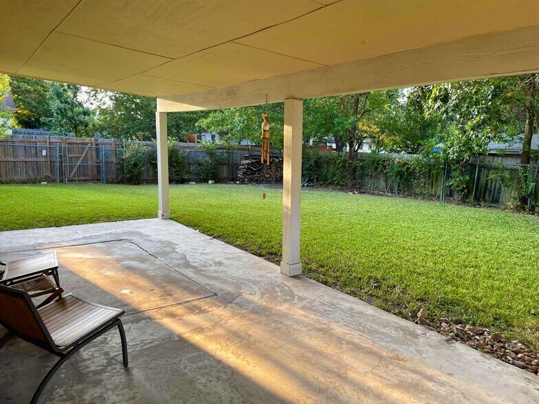 Building Photo - 925 Peggotty Pl