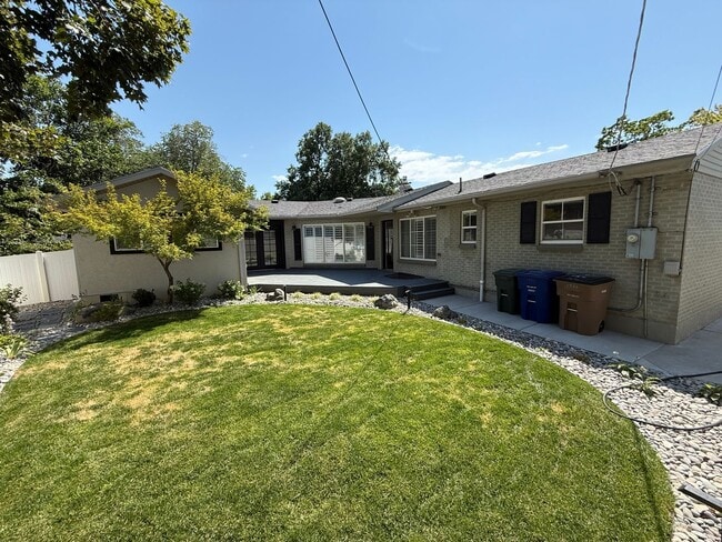 Building Photo - Executive 5-Bedroom Home ten Minutes from the University of Utah and Medical Center!