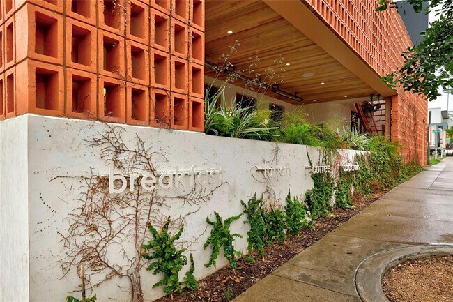 Building Photo - 2100 Rosewood Ave