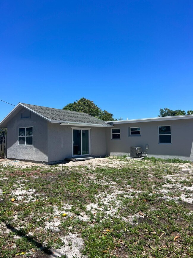 Building Photo - 550 Seagrape Rd