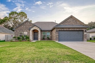 Building Photo - 421 N Amherst Dr