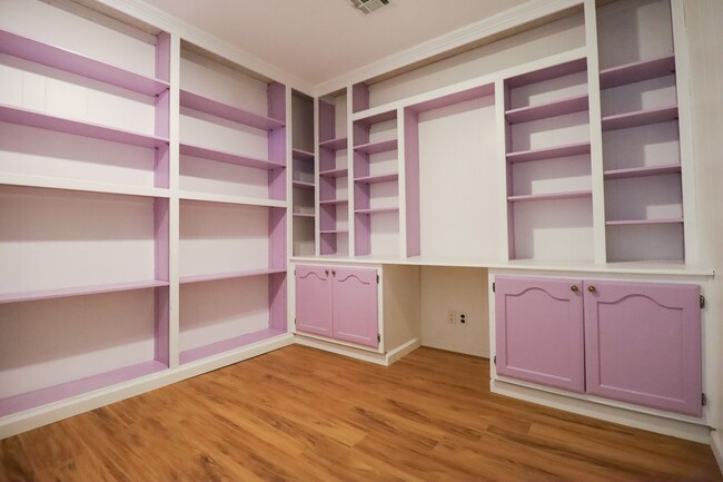 Building Photo - 4 Bedroom Home Available For Immediate Mov...