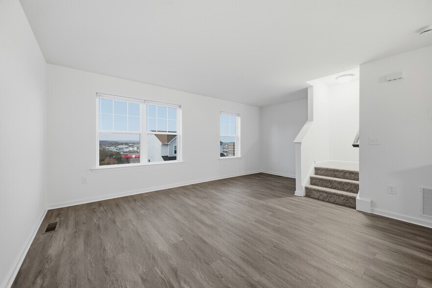 Building Photo - 1250 E 7th St