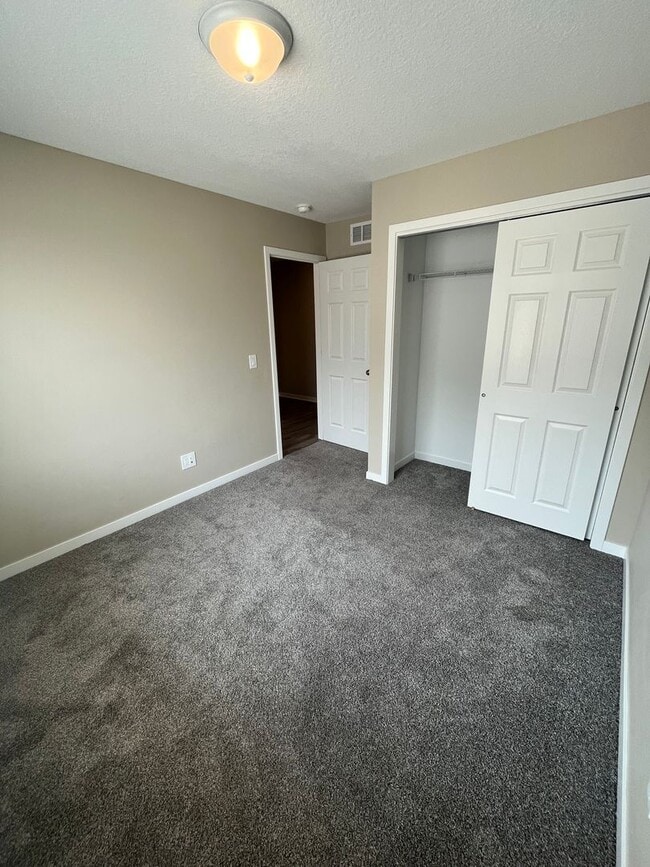 Building Photo - Spacious 4-Bedroom Home in Altoona Neighbo...