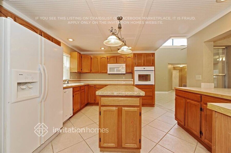 Building Photo - 4455 6th Ave E