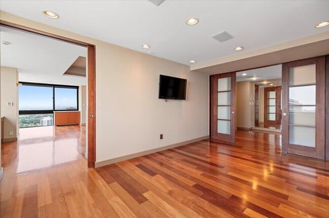 Building Photo - Palis Blv