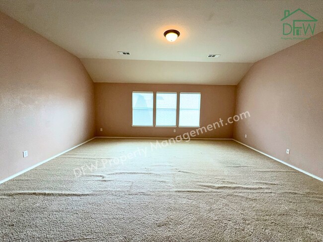 Building Photo - Elegant and Spacious 5-Bedroom Home for Lease in Fort Worth