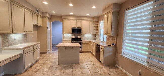 Building Photo - Beautiful 4 Bedroom Home in Elk Grove