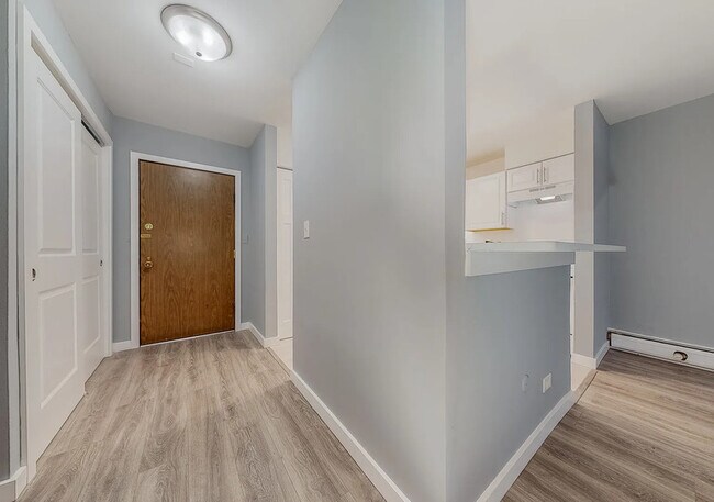 Building Photo - 3800 Bayside Dr