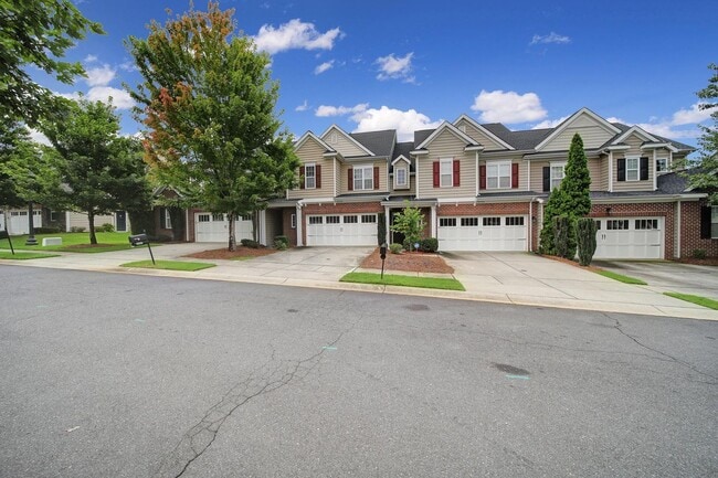 Building Photo - Lovely 3 Bed 2.5 Bath Townhome in Blakeny