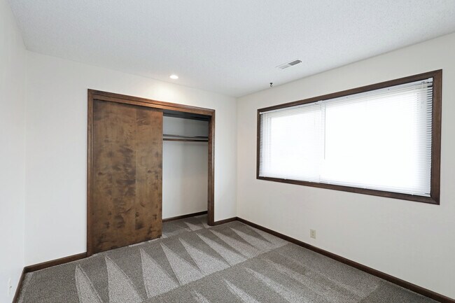 Building Photo - 6011 Queens Dr