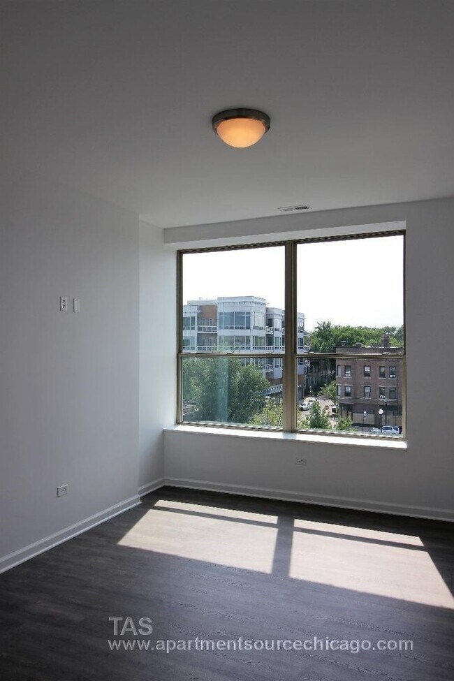 Building Photo - Gut rehabbed 3 bedroom 2 bath TOP FLOOR loft-style unit in WRIGLEY!