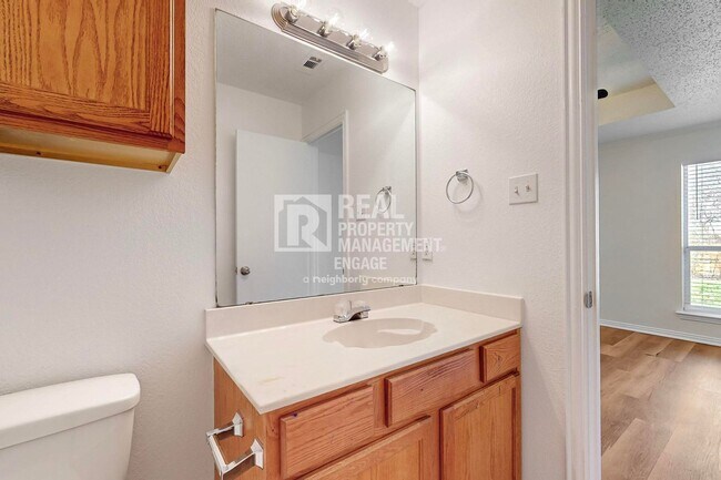 Building Photo - 404 Truman St