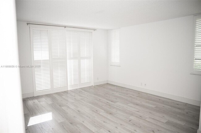 Building Photo - 4009 N Cypress Dr