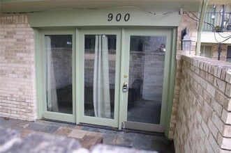 Building Photo - 900 N Austin St