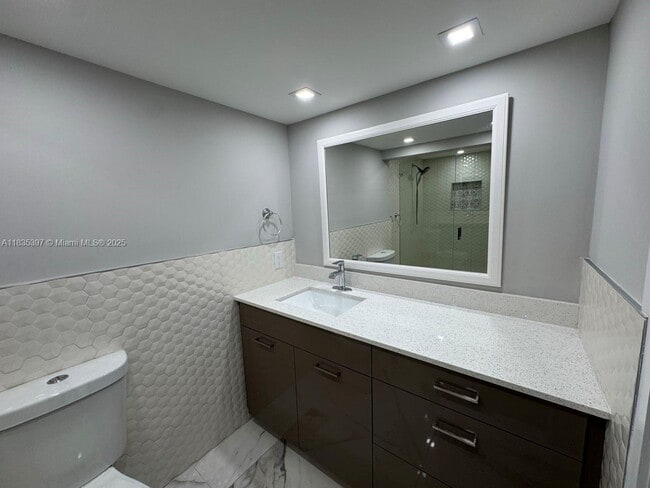 Building Photo - 15011 Coconut Ct