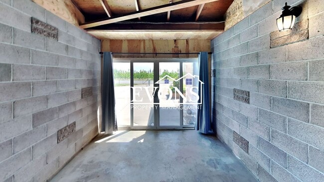 Building Photo - Inviting 2-bedroom with a fully fenced lar...